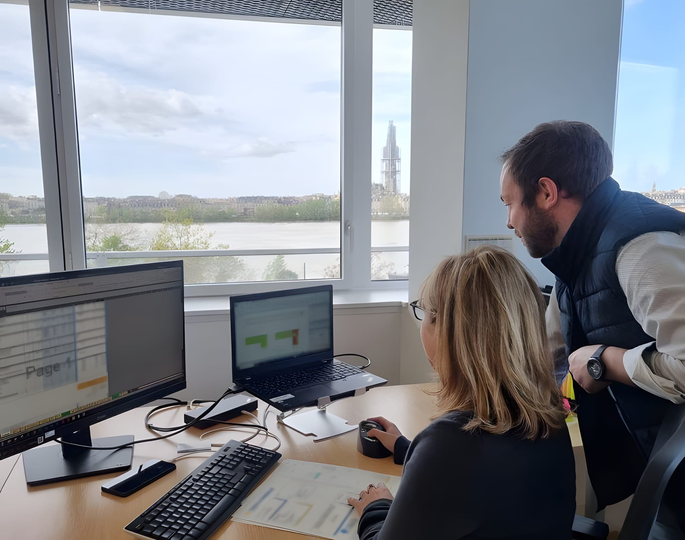 Deux collaborateurs de CDD au bureau, devant leurs écrans